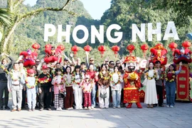 Des touristes prennent des photos souvenirs avant de visiter la grotte de Phong Nha le jour de l'An 2026. Photo: VNA