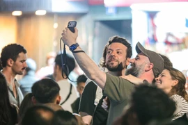 Des touristes étrangers immortalisent les premiers instants de 2026. Photo : VNA