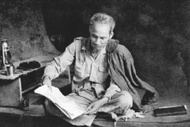 Le président Hô Chi Minh lit son journal dans la base de résistance du Viêt Bac en 1951. Photo d’archive : VNA