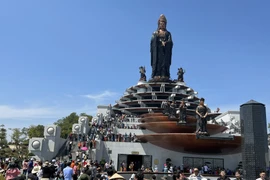 Le mont Bà Den à Tây Ninh est l’une des destinations touristiques les plus populaires du pays, attirant un grand nombre de visiteurs venus de tout le Vietnam. Photo : VNA