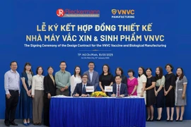 La Vietnam National Vaccine Company (VNVC) signe un contrat avec le groupe allemand Rieckermann pour la conception d'une usine de fabrication de vaccins et de produits biologiques à bilan carbone nul, à Hô Chi Minh-Ville, le 15 janvier 2025. Photo : VGP