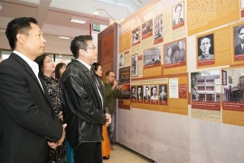 Des visiteurs voient des photos à l'exposition « Le chemin révolutionnaire du camarade Hô Chi Minh en Chine ». Photo: VNA