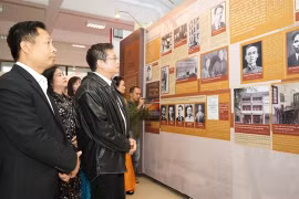 Des visiteurs voient des photos à l'exposition « Le chemin révolutionnaire du camarade Hô Chi Minh en Chine ». Photo: VNA