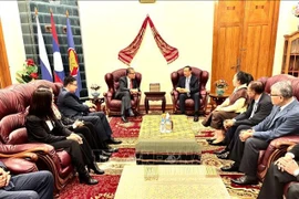 L’ambassadeur du Vietnam en Russie, Dang Minh Khôi (à gauche, au centre) fécilite l’ambassadeur du Laos en Russie, Siphandone Oybuabuddy pour le 50e anniversaire de la Fête nationale du Laos. Photo : VNA