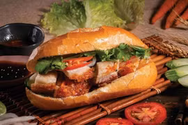 Banh mi, star de la street food vietnamienne. Photo: VOV