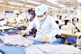 Les ouvriers de la Compagnie générale May 10 produisent des vêtements destinés à l'exportation. Photo: VNA