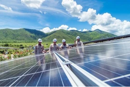 Installation de panneaux solaires dans le cadre d’un projet dans la province de Khanh Hoa. Photo : VNA