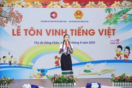 Vila Xaynhavong, élève de la classe 8A de l'école bilingue lao-vietnamienne Nguyen Du, participe à un concours sur le thème «Les tunnels de Vinh Môc – Quang Tri, où la vie est immortelle». Photo : VNA