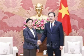 Le président de l’Assemblée nationale du Vietnam, Trân Thanh Mân (à droite) serre la main de la présidente de la Cour suprême populaire du Laos, Viengthong Siphandon, à Hanoi, le 29 octobre. Photo : VNA