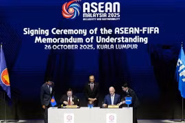 Le président de la FIFA, Gianni Infantino (deuxième à droite), et le secrétaire général de l’ASEAN, Kao Kim Hourn (deuxième à gauche), signent le protocole d’accord ASEAN-FIFA, confirmant ainsi la création d’un nouveau tournoi : la Coupe de l’ASEAN de la FIFA. Photo : FIFA
