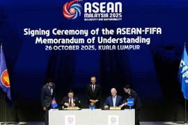 Le président de la FIFA, Gianni Infantino (deuxième à droite), et le secrétaire général de l’ASEAN, Kao Kim Hourn (deuxième à gauche), signent le protocole d’accord ASEAN-FIFA, confirmant ainsi la création d’un nouveau tournoi : la Coupe de l’ASEAN de la FIFA. Photo : FIFA