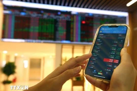 Les clients effectuent leurs transactions au siège social de la compagnie des valeurs mobilières Bao Viêt. Photo : VNA