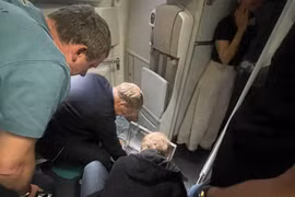 Une équipe de médecins, dont le ministre russe de la Santé, prodigue des soins médicaux au passager du vol VN62. Photo : Vietnam Airlines