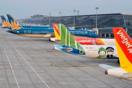 Avions des compagnies aériennes vietnamiennes à l'aéroport international de Nôi Bài, à Hanoi. Photo: VietnamPlus