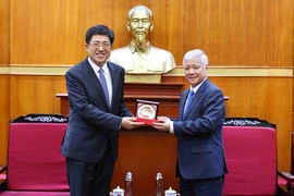 Le président du Comité central du Front de la Patrie du Vietnam, Dô Van Chiên (à droite) et le premier secrétaire du Comité central de la Ligue de la jeunesse communiste de Chine, A Dong. Photo: VNA