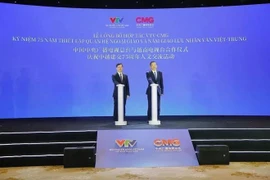 Des représentants de la VTV et de China Media Group (CMG) appuient sur le bouton symbolique pour lancer leur coopération à l’occasion de l’Année des échanges humanistes entre le Vietnam et la Chine. Photo : VNA