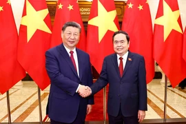 Le président de l’Assemblée nationale du Vietnam, Trân Thanh Mân (à droite) et le secrétaire général du Comité central du Parti communiste chinois et président chinois Xi Jinping, à Hanoi, le 14 avril. Photo: VNA