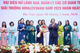 Le Premier ministre Pham Minh Chinh remet le remis le prix Kovalevskaïa 2025 à la professeure-Docteure Trân Thi Viêt Nga, directrice de l’Institut de haute technologie Vietnam-Japon et professeure à l’Université de construction de Hanoi. Photo: VNA
