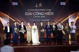 Le comité d'organisation rend hommage aux artistes et chanteurs présents lors de la cérémonie d'annonce et d'ouverture du vote pour la 20e édition des Prix Công hiên.