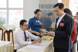 Des soldats et des civils sur l'île de Bach Long Vi participent au vote anticipé. Photo : VNA