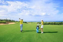 À Khanh Hoà, les amoureux de la petite balle blanche peuvent facilement combiner visite et plaisirs du swing. Ici à KN Golf Links Cam Ranh. Photo : BKH