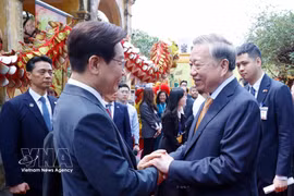 Le secrétaire général président Tô Lâm fait ses adieux au président sud-coréen Lee Jae Myung. Photo : VNA