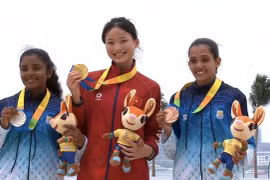 Hà Thi Thuy Hang (centre) remporte la première médaille d'or pour le Vietnam aux 6èmes Jeux asiatiques de plage en Chine. Photo : organisateurs
