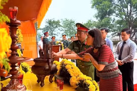 Une cérémonie de commémoration et d'inhumation des restes de huit soldats tombés au combat ont eu lieu dans la commune de Khe Sanh, province de Quang Tri, le 24 avril. Photo : VNA