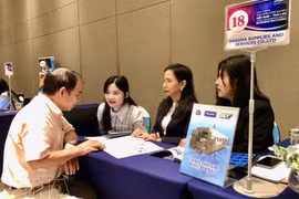 Des entreprises thaïlandaises et vietnamiennes ont établi des liens commerciaux directs lors de l'événement de réseautage commercial des produits industriels Vietnam-Thaïlande, le 13 février 2025. Photo : VNA