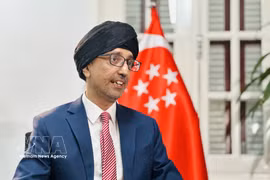 L’ambassadeur de Singapour au Vietnam, Rajpal Singh, s’entretient avec la presse à la veille de la visite d’État à Singapour du secrétaire général et président vietnamien Tô Lâm. Photo : VNA