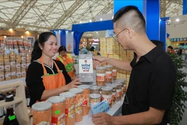 Les produits OCOP de la coopérative Viêt Hung, dans la province de Quang Ninh, attirent de nombreux touristes. Source : VNA