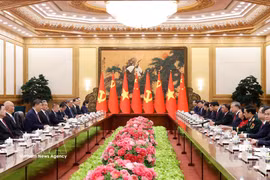 Entretien entre le secrétaire général du Comité central du Parti communiste du Vietnam (PCV) et président vietnamien Tô Lâm et le secrétaire général du Comité central du Parti communiste chinois (PCC) et président chinois Xi Jinping, à Pékin, le 15 avril. Photo : VNA 