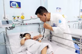 Un médecin de l'Hôpital pour enfants n°1 de Hô Chi Minh-Ville examine un enfant atteint du syndrome pieds-mains-bouche. Photo : VNA