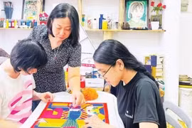 L’atelier de broderie Len Art de l’artiste Nguyen Thi Hong Van (au centre de la photo) aide les personnes handicapées à s’intégrer en toute confiance dans la communauté.