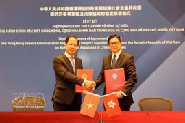 Le procureur général adjoint du Parquet populaire suprême du Vietnam, Trân Hai Quân et le secrétaire à la Sécurité de Hong Kong, Tang Ping-keung signent l'accord d’entraide judiciaire en matière pénale. Photo: VNA