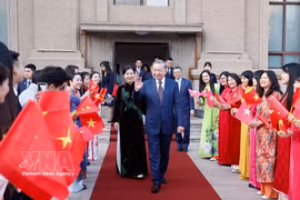 Le secrétaire général du Parti communiste du Vietnam et président de la République Tô Lâm et son épouse rencontrent le personnel de l’ambassade du Vietnam en Chine et les représentants de la communauté des Vietnamiens en Chine. Photo : VNA