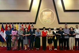 Les délégués posent pour une photo de groupe lors de la 13e réunion du Comité mixte de coopération ASEAN-Nouvelle-Zélande (ANZJCC), à Jakarta, le 9 mai. Photo: VNA