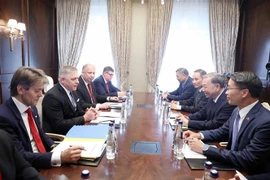 Le secrétaire général Tô Lâm (2e, à droite) rencontre le Premier ministre slovaque Robert Fico, à Moscou, en Russie, le 9 mai. Photo: VNA