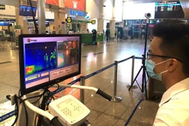 L’aéroport international de Tân Son Nhât, à Hô Chi Minh-Ville, a installé des systèmes de contrôle thermique à distance supplémentaires pour surveiller la température des passagers à leur arrivée. Photo: ACV
