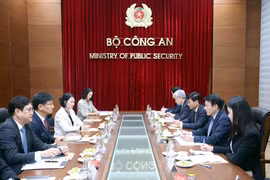 Le ministre de la Sécurité publique, Luong Tam Quang, recevant le directeur général de Samsung Vietnam, Na Ki Hong, à Hanoi, le 5 mars. Photo: VNA