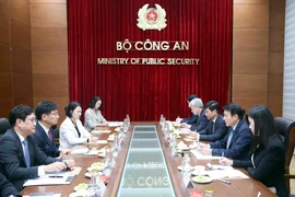 Le ministre de la Sécurité publique, Luong Tam Quang, recevant le directeur général de Samsung Vietnam, Na Ki Hong, à Hanoi, le 5 mars. Photo: VNA