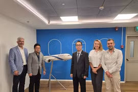 Le conseiller commercial vietnamien en Israël, Lê Thai Hoa et Shlomi Zafrani, vice-président du commerce et des ventes d’El Al Airlines, lors de la séance de travai. Photo diffusée par la VNA