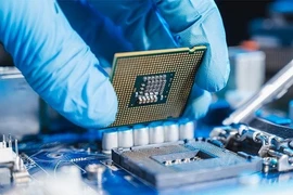 La création de la première usine de fabrication de plaquettes de silicium au Vietnam permettra non seulement de répondre à la demande intérieure, mais aussi d'ouvrir des opportunités d'exportation, contribuant ainsi à renforcer la position du Vietnam dans la chaîne d'approvisionnement mondiale. Photo: VIR