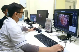 Le ministère de la Santé recommande aux unités de déployer l’intelligence artificielle et d’autres technologies pour soutenir le diagnostic, le traitement et la prévention des maladies. Photo : suckhoedoisong.vn