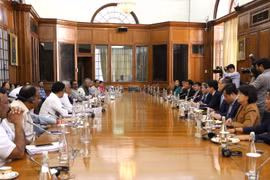 Lors de de la rencontre entre le vice-président de l’Assemblée nationale, Nguyên Duc Hai, et des représentants de la Commission permanente des finances de la Lok Sabha. Photo : VNA