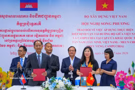 L’Administration routière du Vietnam et le ministère cambodgien des Travaux publics et des Transports signent le procès-verbal sur l’application de l’Accord sur le transport routier entre le Vietnam et le Cambodge aux paires de postes-frontières internationaux de Tân Nam - Meun Chey. Photo : VNA