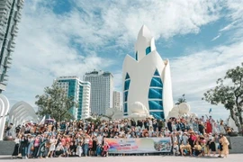 Un groupe de touristes dans la ville côtière de Nha Trang. Photo: Vneconomy.vn