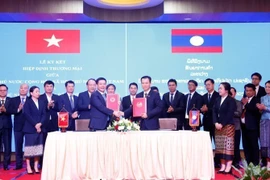 Signature de l’accord commercial Vietnam-Laos. Photo: VNA