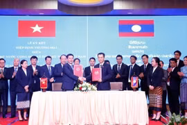 Signature de l’accord commercial Vietnam-Laos. Photo: VNA