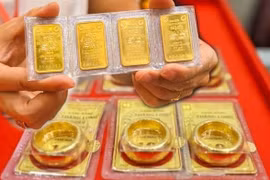 En fonction des objectifs de la politique monétaire, de l'offre et de la demande d'or, des réserves nationales de change et des performances commerciales réelles, la SBV déterminera un quota d'importation annuel total pour le pays (si cela est jugé nécessaire). Photo: VNA